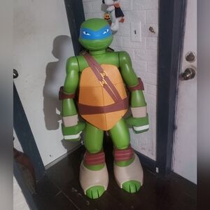 Colossal Teenage Mutant Ninja Turtles Leonardo Figure - Green & Blue 4ft Tall